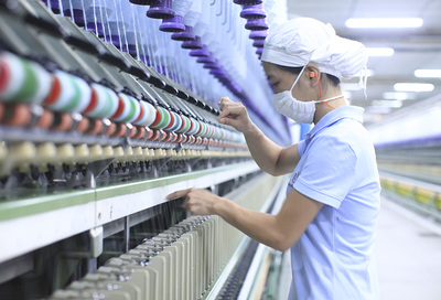 網(wǎng)易嚴(yán)選爆款是如何生產(chǎn)的?我們?nèi)ヒ患乙r衫工廠看了看